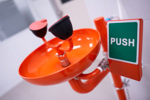 5 Ways that Emergency Eye Wash Stations Benefit Your Workplace