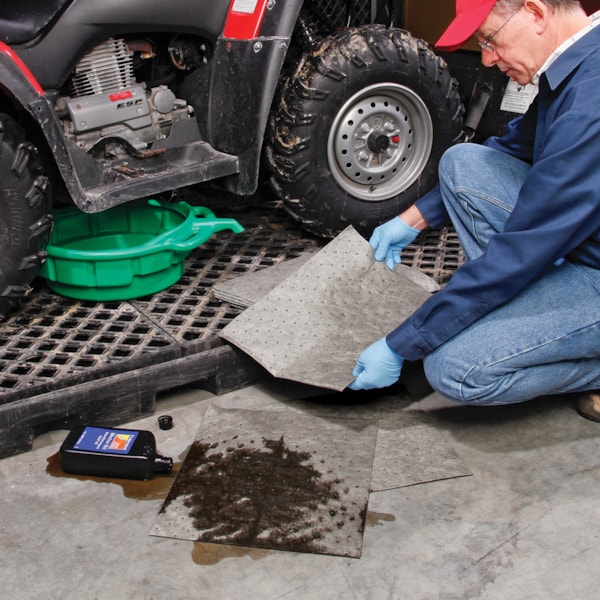 Contractor Grade 15" x 18" Heavyweight Universal Sorbent Pads 100/Bale & 22 gal. Capacity/Bale