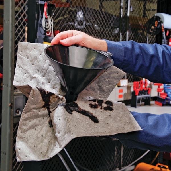 Contractor Grade 15" x 18" Heavyweight Universal Sorbent Pads 100/Bale & 22 gal. Capacity/Bale