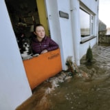 26"H x 30" - 35"W Adjustable Width Doorway Flood Gate thumbnail 2