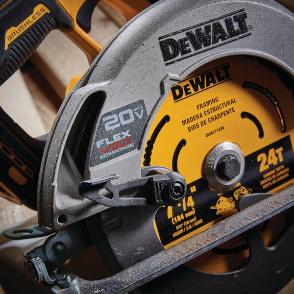 20V MAX* 7-1/4 in. Brushless Cordless Circular Saw