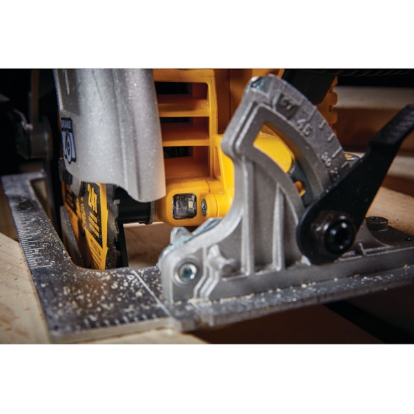 20V MAX* 7-1/4 in. Brushless Cordless Circular Saw
