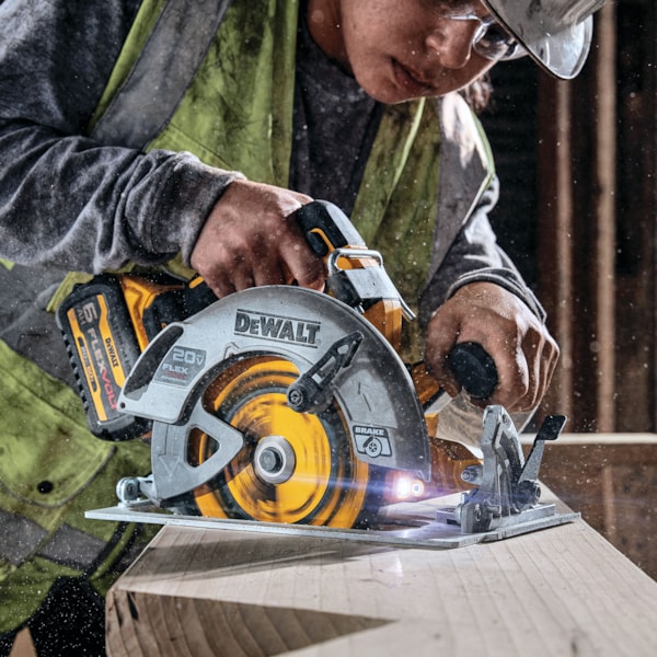 20V MAX* 7-1/4 in. Brushless Cordless Circular Saw