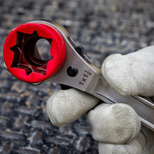 Lineman’s High Leverage Ratcheting Wrench