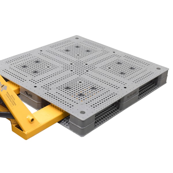 47 1/4" x 47 1/4" x 6" 6600 lb. Capacity Plastic Pallet