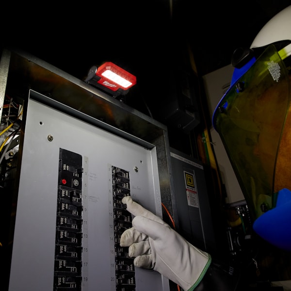 REDLITHIUM™ USB ROVER™ Pivoting Flood Light