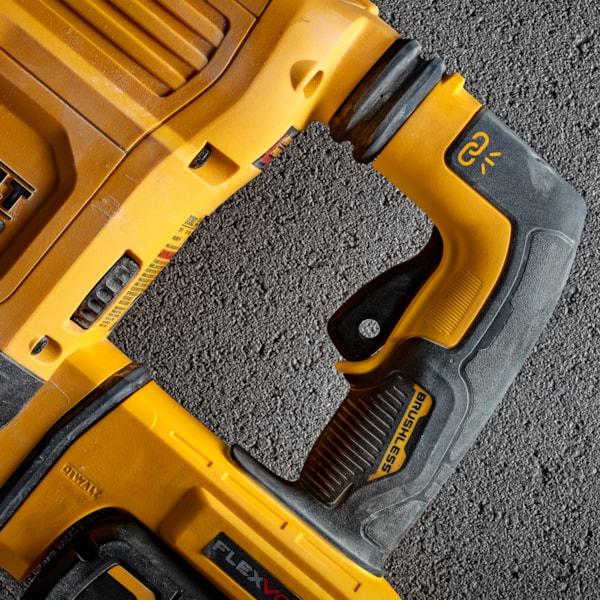 60V MAX* Cordless SDS Max Chipping Hammer Kit (15 lb)