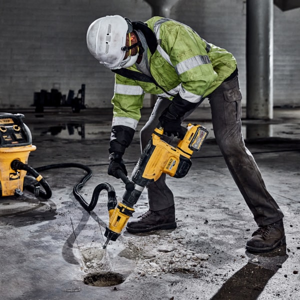 60V MAX* 22 lb Cordless SDS MAX Chipping Hammer Kit